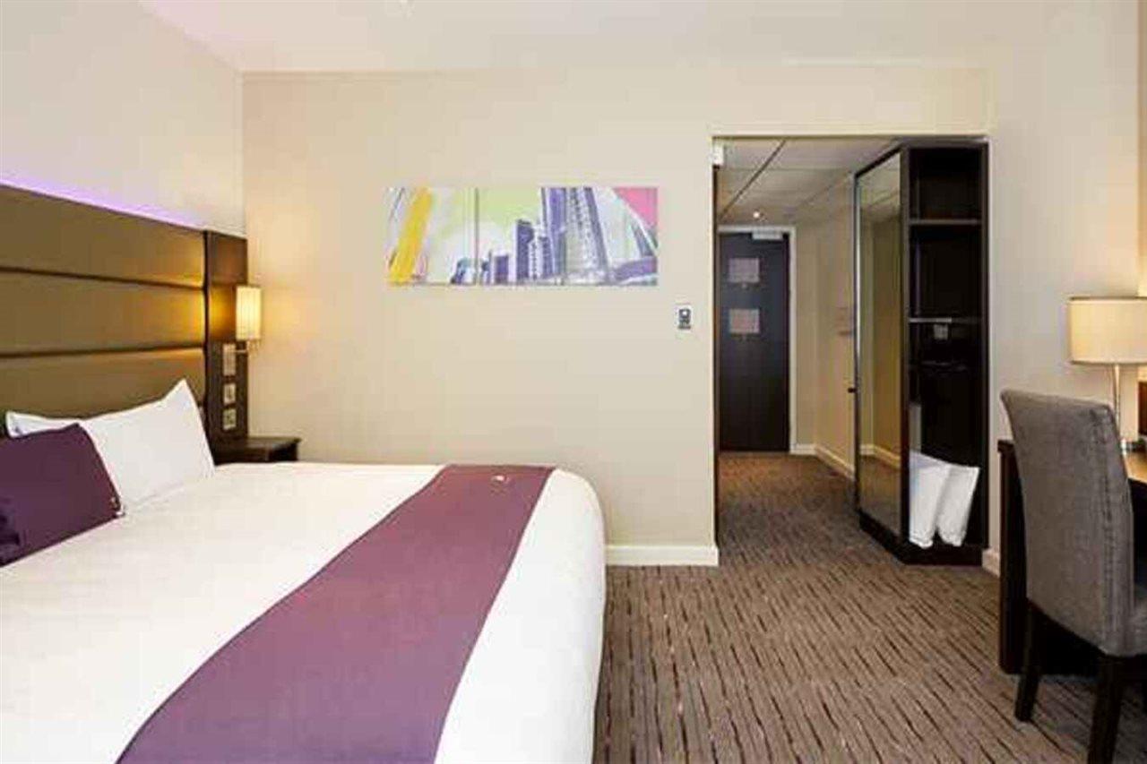 Premier Inn Milton Keynes Central Exterior foto